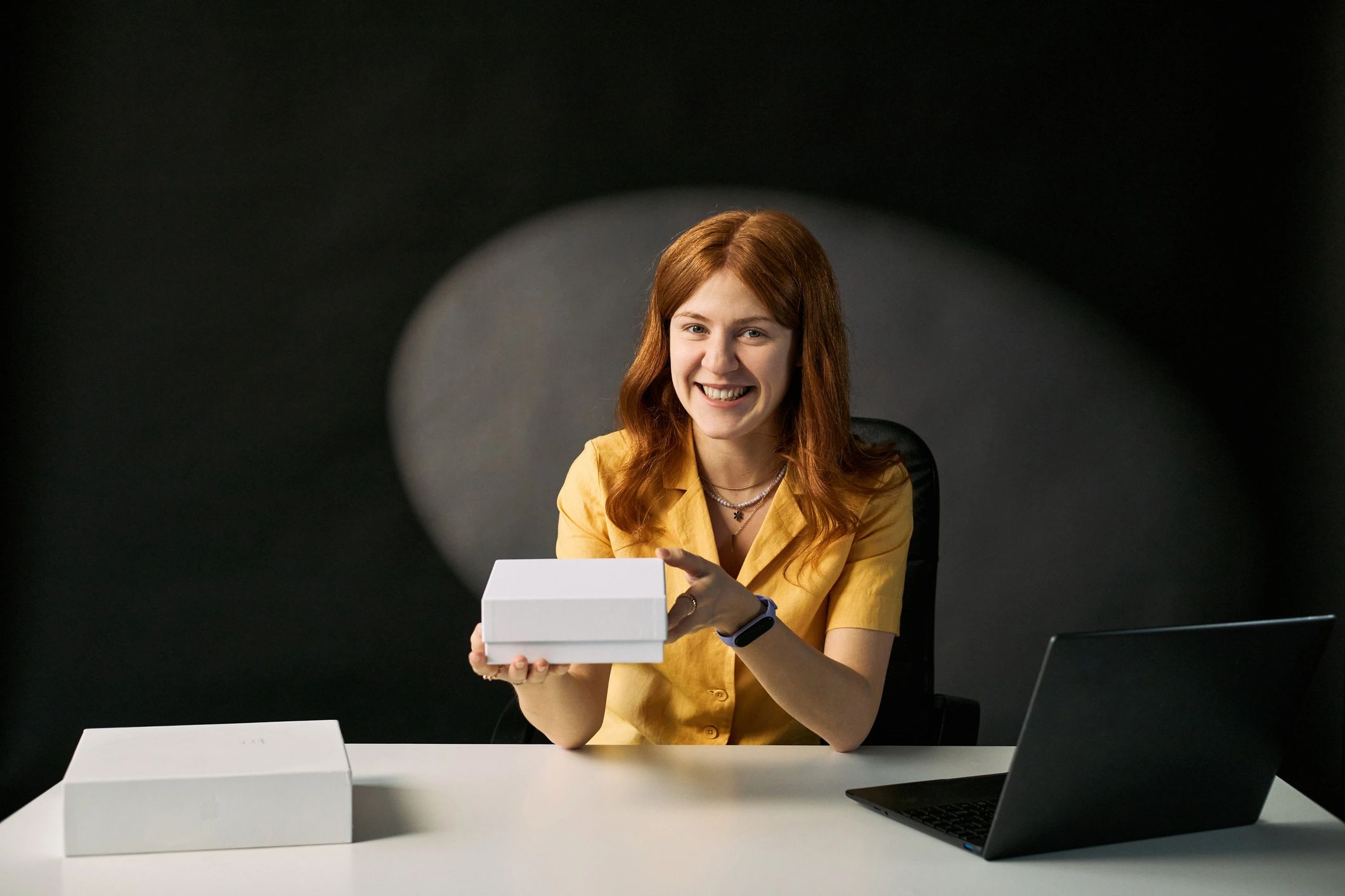Online seller presenting products while managing e-commerce operations